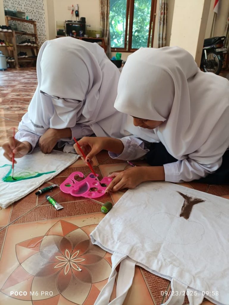 Coretan Indah Santri SMP Shirathun Najah Miri, Totebag Bekas Disulap Jadi Karya Seni Ramah Lingkungan