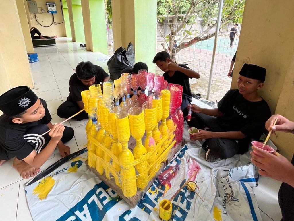 Kreatif! Siswa SMP Ahmad Dahlan Boarding School Ubah Sampah Jadi Karya di World Cleanup Day 2025